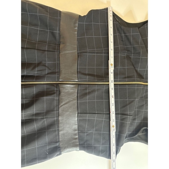 Chic Black Grid Pattern Dress - Picture 9 of 11